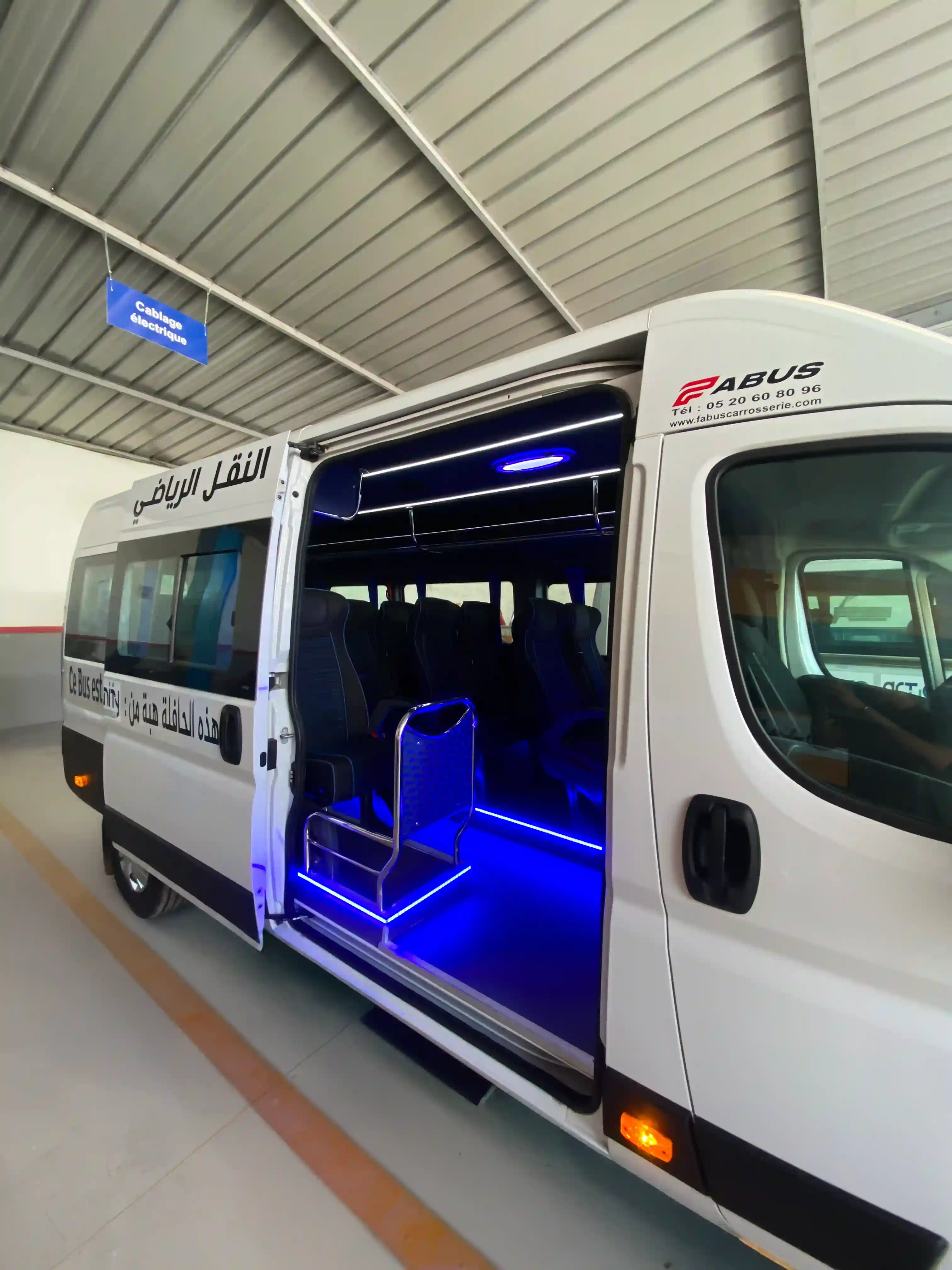 Minibus aménagé pour le transport du personnel OCP par FABUS.